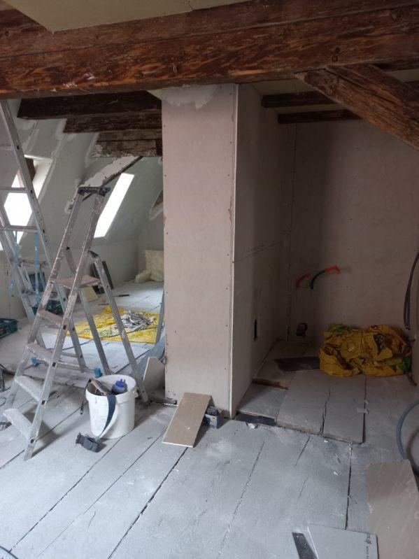 Cloison en plaques de plâtre en cours de pose dans les combles